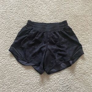 Lululemon Hotty Hots Low Rise 4” Size 4 Black Camo